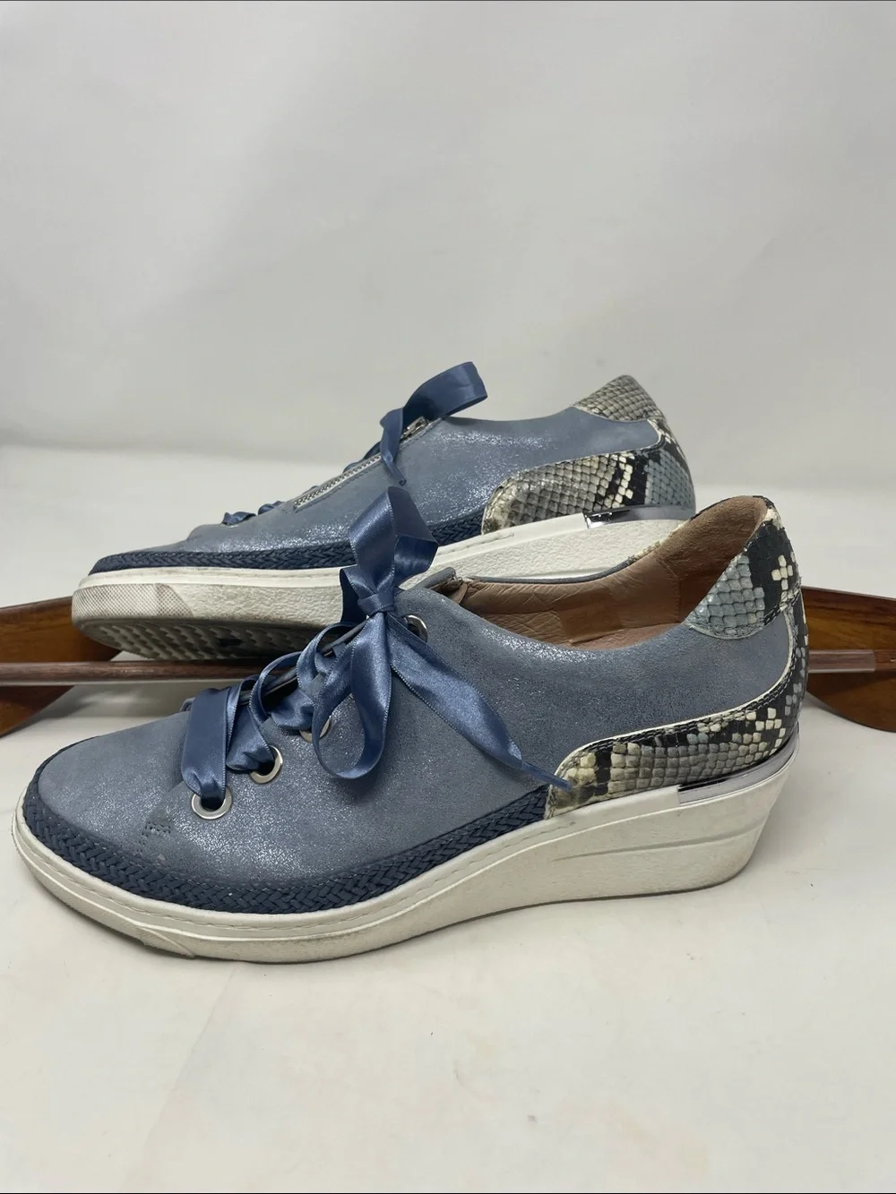 Softwaves Blue & Snakeskin Print Lace-Up Wedged Sneakers Size 9.5